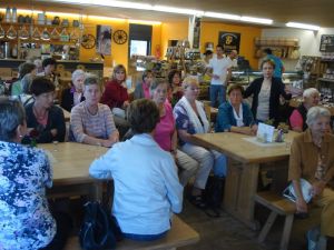 Vizechorleiterin Christine Wellner stimmt im KÄSEHAUS ein Lied an