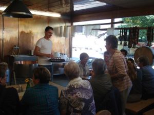 Stefan serviert einen Begrüßungsschnaps