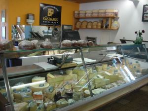 Eine üppige Käsetheke lädt zum Einkaufen ein