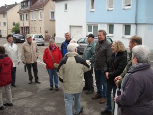 Die Gruppe trifft sich vor dem Schuhhaus Daferner
