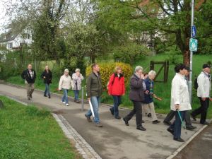 Jung und Alt gemeinsam unterwegs nach Berkheim
