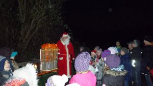 Der Nikolaus erwartet die Kinder an einer Lichtung im Wald