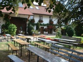 Blick in den Biergarten des Mostbesens