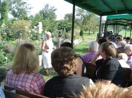 Mostbäuerin Gertrud erzählt Wissenswertes über die Gemüse- und Kräutersorten in ihrem Garten