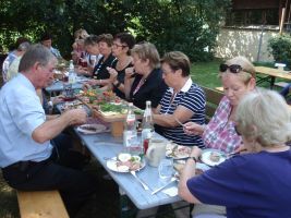 Mit großem Appetit lassen sich alle das leckere Vesper schmecken