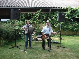 Ein munteres Musikantenduo unterhält am Nachmittag die Gäste im Garten