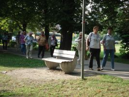 Die Frauen starten zu einem Spaziergang um den Stadtsee in Bad Waldsee