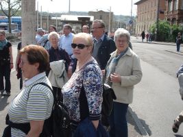 Am Busbahnhof in Esslingen warten die Wanderer auf den Linienbus nach Rüdern
