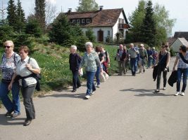 Die Wandergruppe am Ortsausgang von Rüdern
