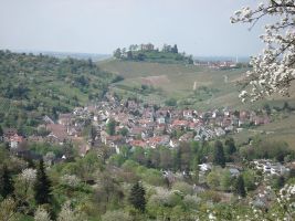 Blick auf Uhlbach - im Hintergrund die Grabkapelle auf dem Rotenberg