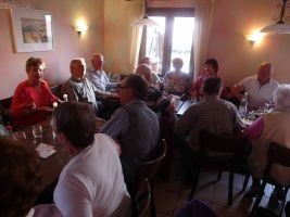 Jung und Alt sitzen gemütlich zusammen 