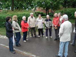 Die muntere Gruppe trifft sich auf dem Parkplatz bei der Festhalle
