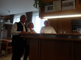 Im EINTRACHTSTÜBLE wird die Gruppe bereits freudig erwartet ...