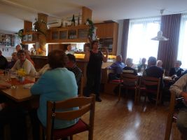 Chorleiterin Erika Wagner stimmt ein Lied an ...