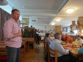 Liederkranz-Vorstand Dieter Waller bedankt sich bei seinem Nellinger Kollegen Hans-Dieter Bauer für die tolle Bewirtung