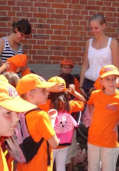 Jana und Lena geben vor dem Auftritt die letzten Anweisungen