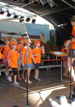 Auf der Bühne lassen es die Kids krachen