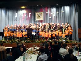 Mit einem gemeinsamen Auftritt eröffnen die Ensembles des Liederkranzes die Winterunterhaltung