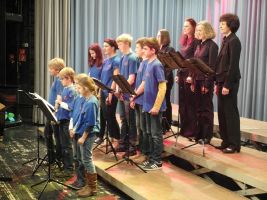 Fermate mit Unterstützung von Sängerinnen der Stimmgabel