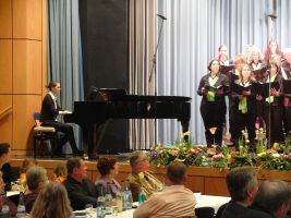 Leila Walter begleitet die Chöre am Flügel