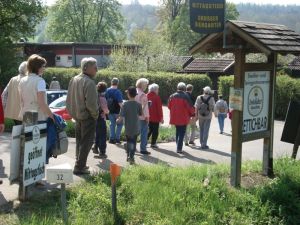 Die Wandergruppe trifft in der RETTICHBAR ein