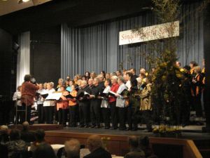 Beim großen Finale stehen alle Chöre des Vereins gemeinsam auf der Bühne 