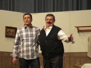 Die Theatergruppe bringt nochmals richtig Stimmung in die Halle