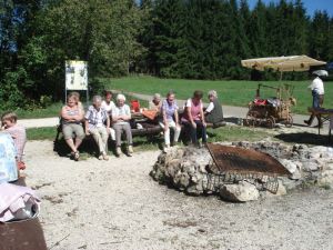 Die Frauen genießen den sonnigen Septembertag