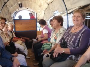 Die Frauen haben im Planwagen Platz genommen. Es kann losgehen ...