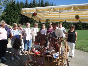 Die beiden Wegelagerer haben ihren Handwagen lecker bestückt