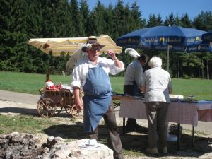Einer der Wegelagerer unterhält die Damen mit originellen Sprüchen und Anekdoten