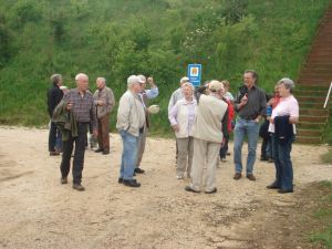 Die Wandergruppe vor dem Treppenaufgang zur Aussichtsplattform