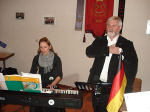 Leila Sulyok und Gerhard Werz singen ebenfalls kräftig mit