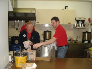 Kommandant Walter Reber und Kameraden der Freiwilligen Feuerwehr sorgen für die Bewirtung