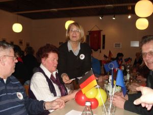 Gabi Metzger verteilt  Flyer und Aufkleber anlässlich des Partnerschaftsjubiläums