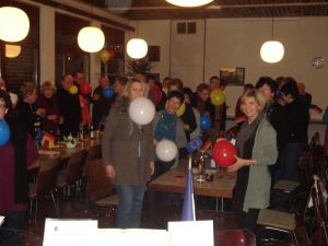 Die Besucher bei einer Aufwärmübung mit Luftballons