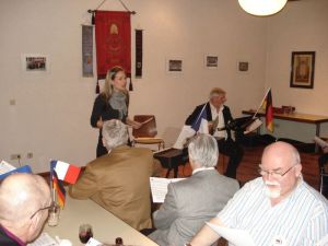 Leila Sulyok studiert mit den Gästen Stück für Stück die Französische Nationalhymne ein