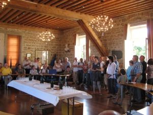 Die Denkendorfer Reisegruppe wird von den Gastgebern freundlich willkommen geheißen