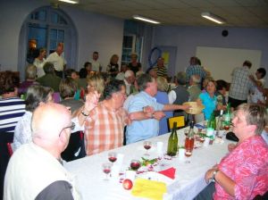 Am Abend wird fröhlich gesungen und getanzt