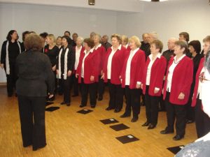 Die beiden Chöre beim WARM UP mit Chorleiterin Erika Wagner