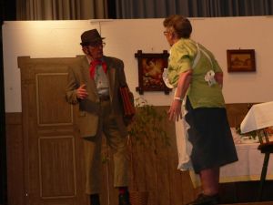 Haushälterin Mathilde und einer der doppelten August's