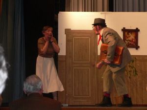 Liesl Bieringer betrachtet entsetzt ihren vermeintlichen Schwiegersohn