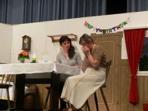 Gaby Bieringer versucht ihre weinende Mutter zu beruhigen