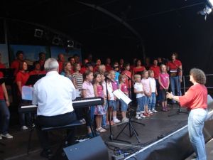 Der Kinder- und Jugendchor und der Chor STIMMGABEL beim gemeinsamen Auftritt auf der Showbühne