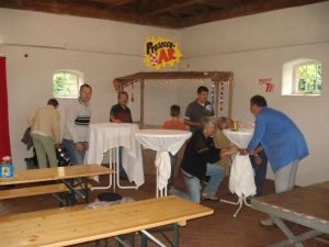 Die Helfer beim Aufbau am Samstagmorgen