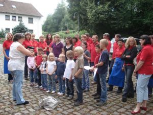 Kinderchor und STIMMGABEL beim Einsingen vor der Kelter
