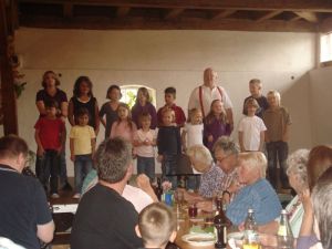 Zauberer Balloni kündigt den Kinder- und Jugendchor an