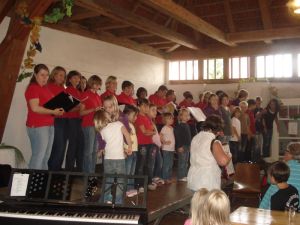 Kinderchor und STIMMGABEL singen gemeinsam