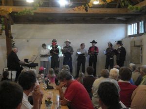 Die Gesangsgruppe unter der Leitung von Gerhard Werz beim letzten Programmpunkt des Abends 