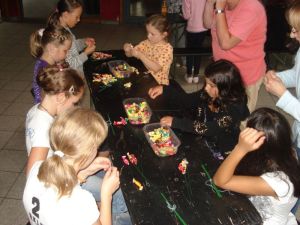 Beim Befestigen der Drähte war Fingerfertigkeit gefragt